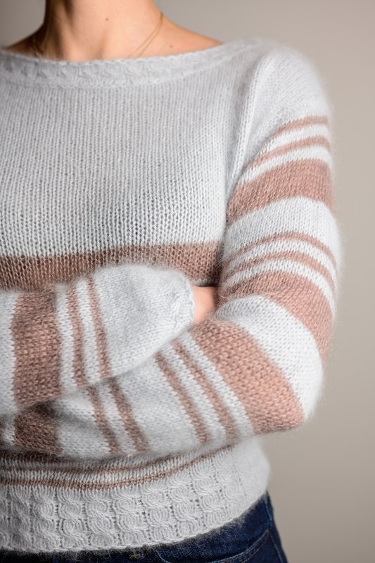 Weiß-beiger Streifenpullover