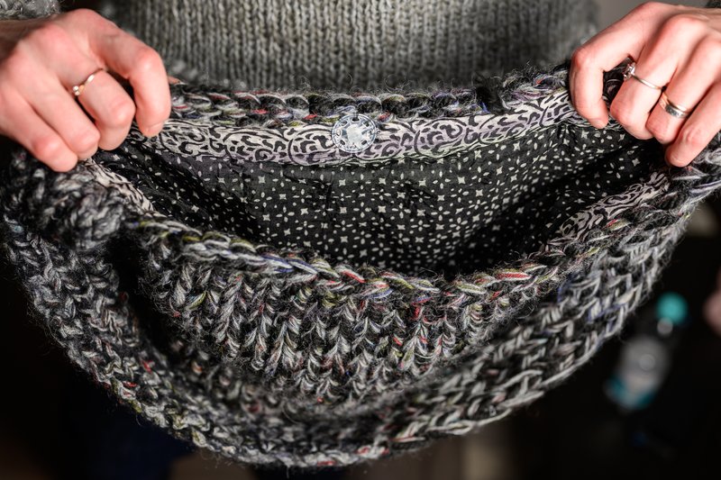 Gestrickte Tasche mit Futter